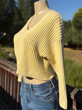 Abercrombie & Fitch Soft Pale Butter Yellow Ribbed V-Neck Cropped Sweater Size S